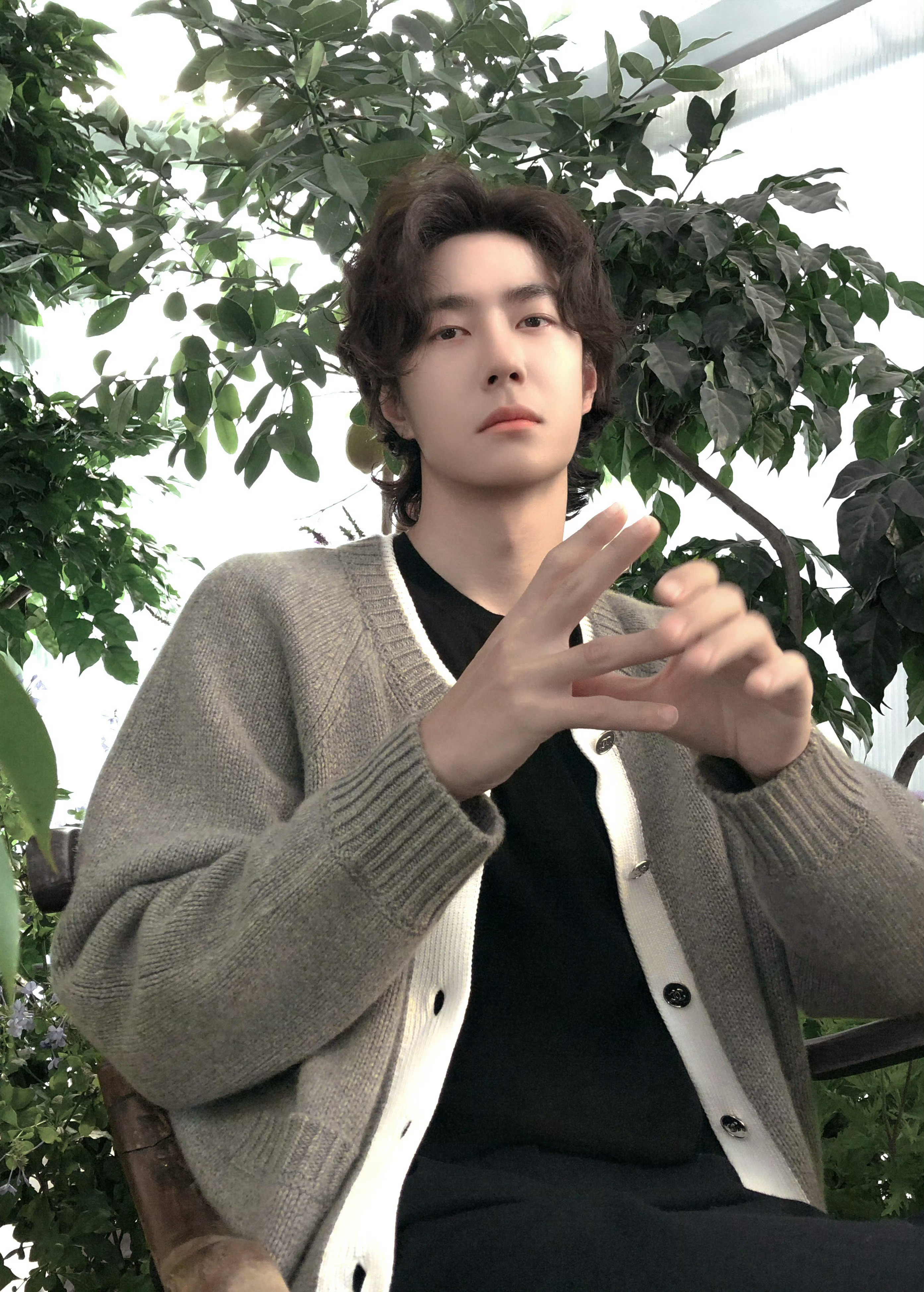 不笑时是清冷孤傲的画中仙，浅笑时是惊艳时光的少年郎。这种从二次元走进三次元的神颜