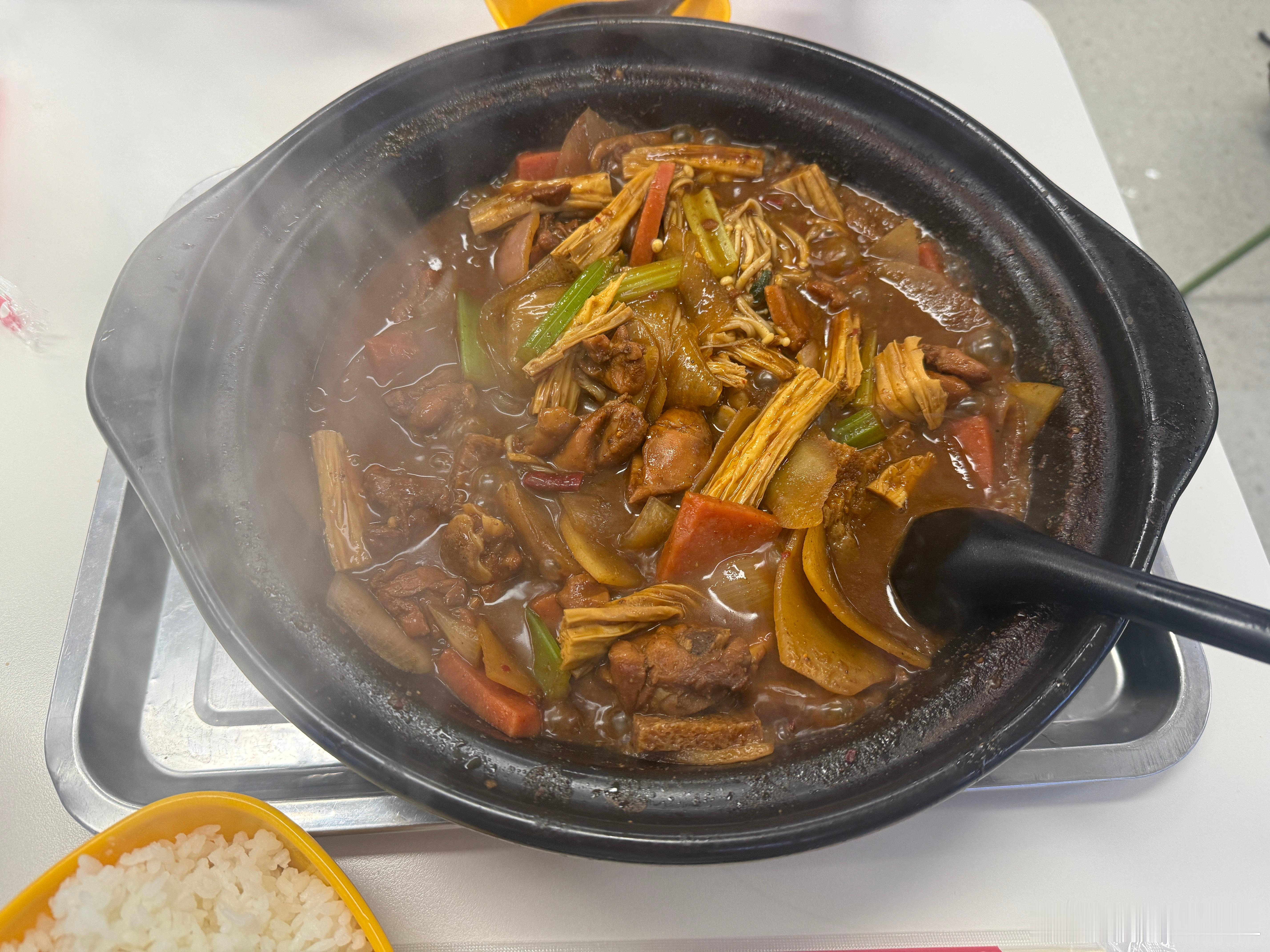 下雨来吃鸡公煲～就是有点咸了，下次不吃了 