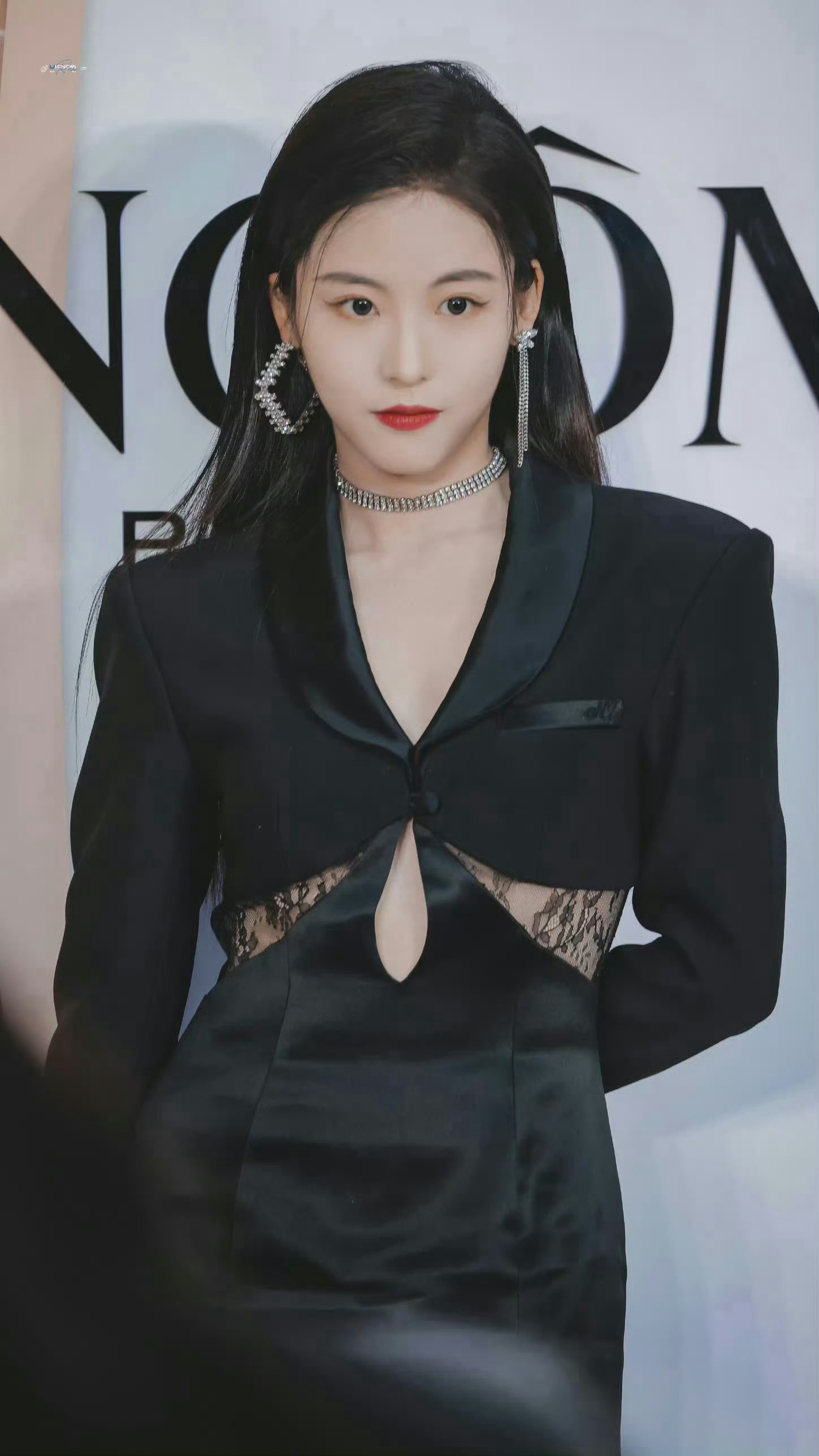 孙芮这么短的裙子居然还开叉，爱死了 