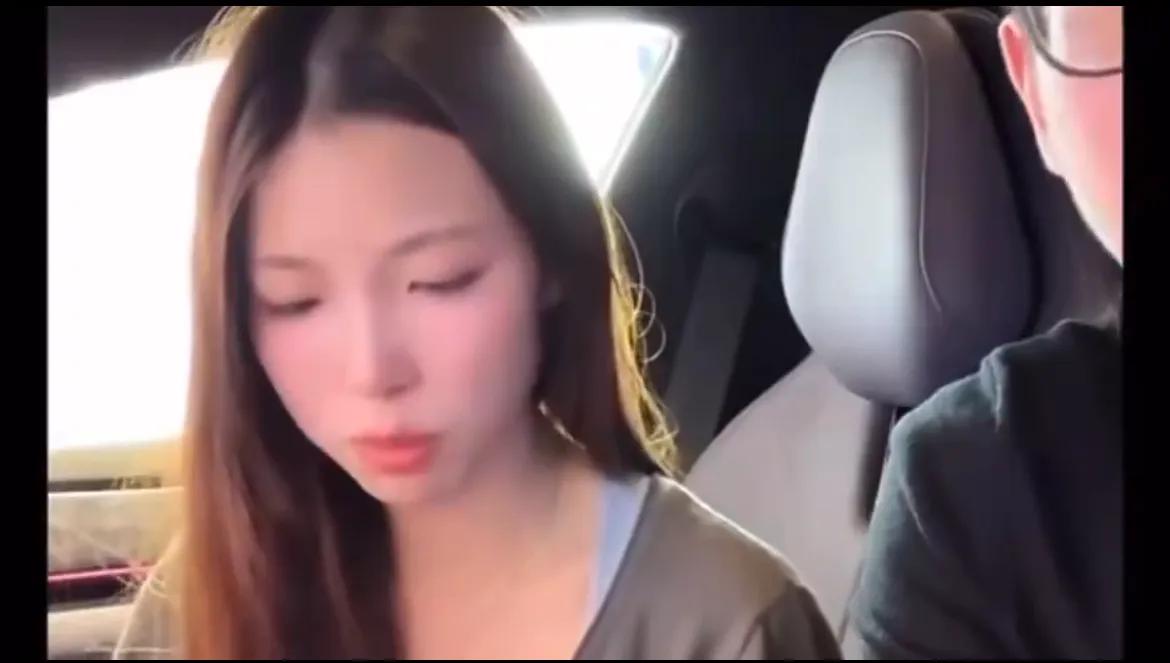 极越汽车的女主播，在直播过程中被同事跑过来告知，极越汽车倒闭了，工资和提成都没了
