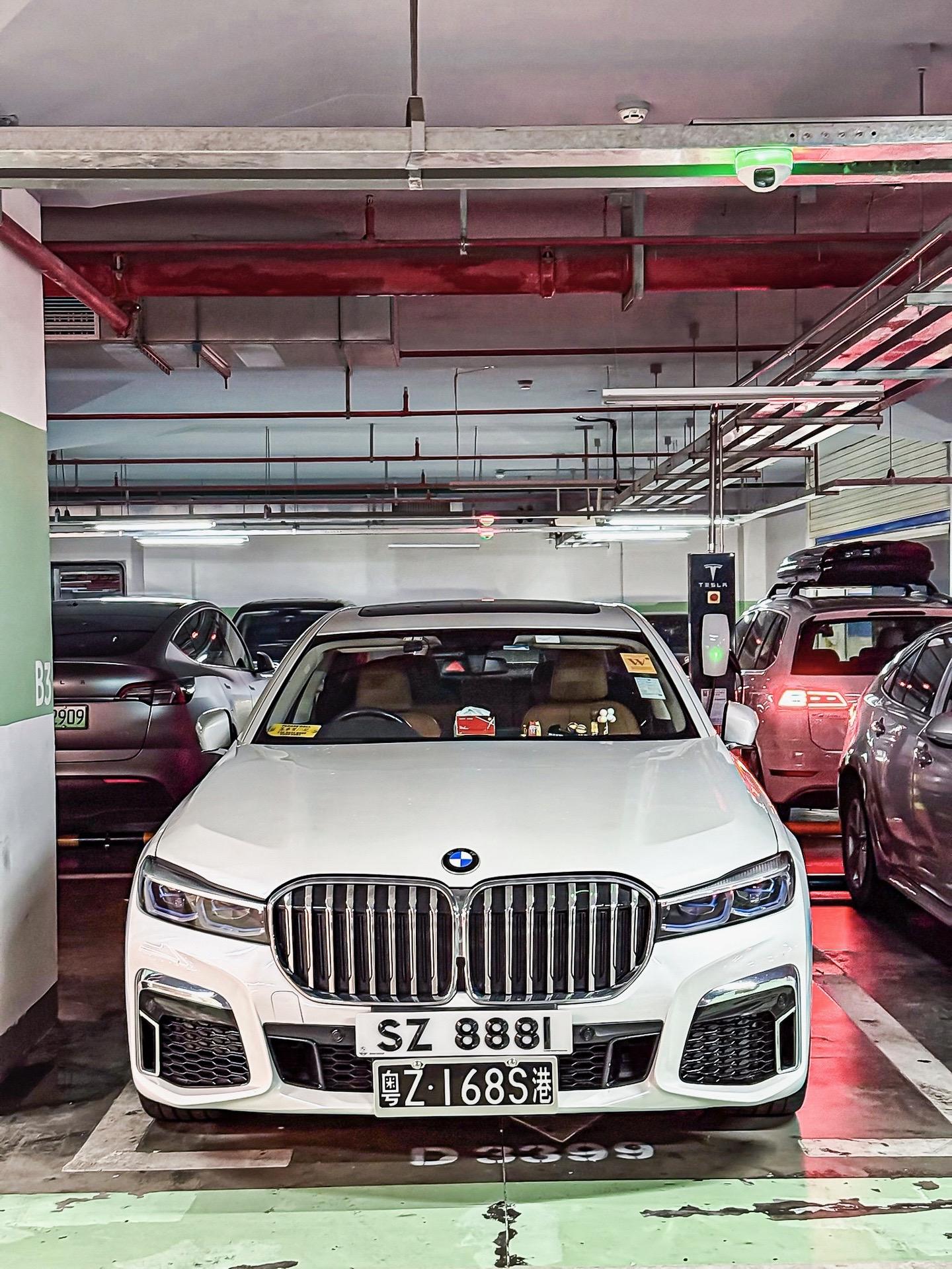 白色西装的g12宝马7系显得格外优雅高贵 一代经典配上香港车牌 巅峰的...