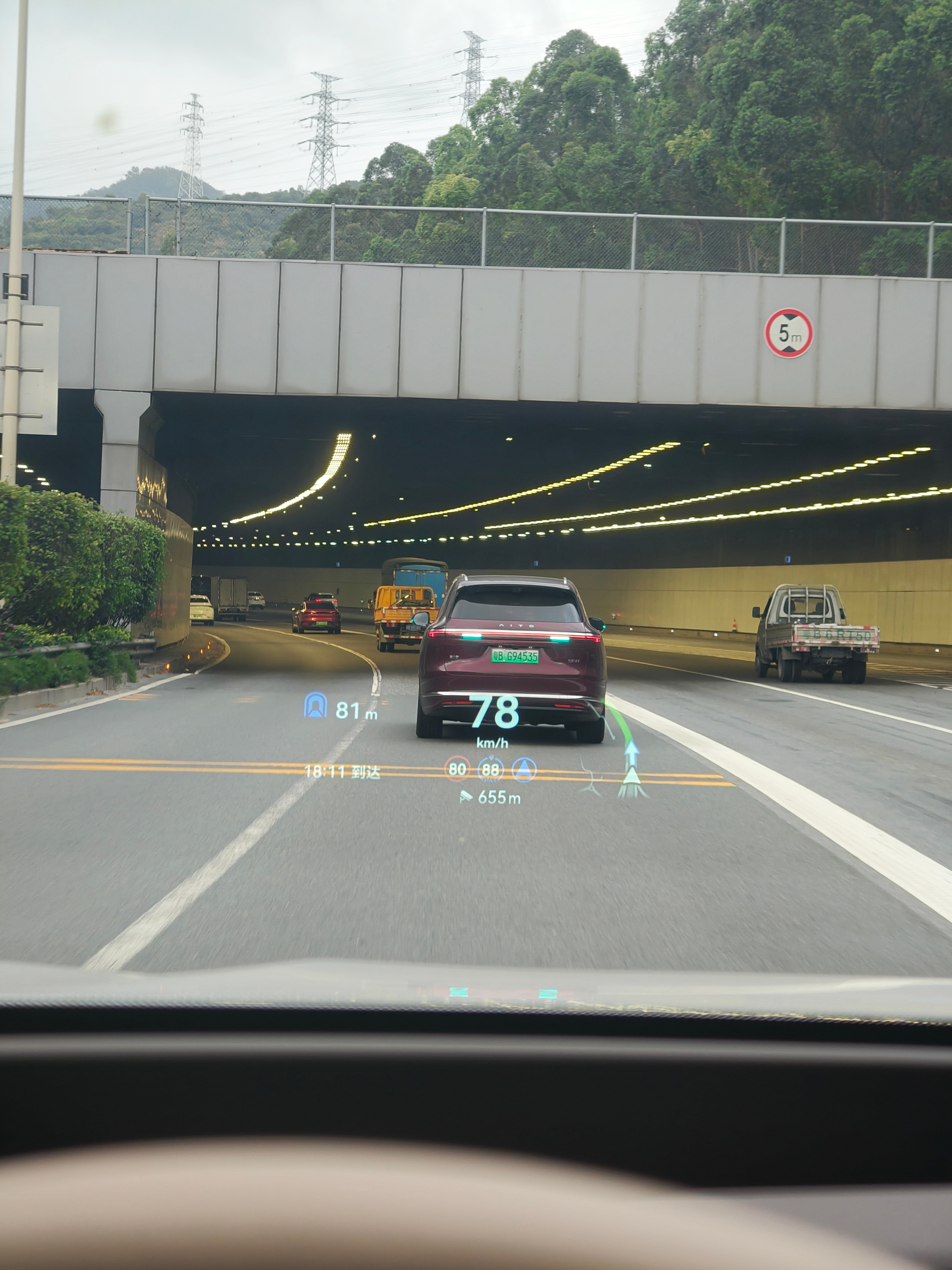 M7车友是真多啊，在路上又遇到同款了，一前一后开着小蓝灯，不知道还以为我们认识呢