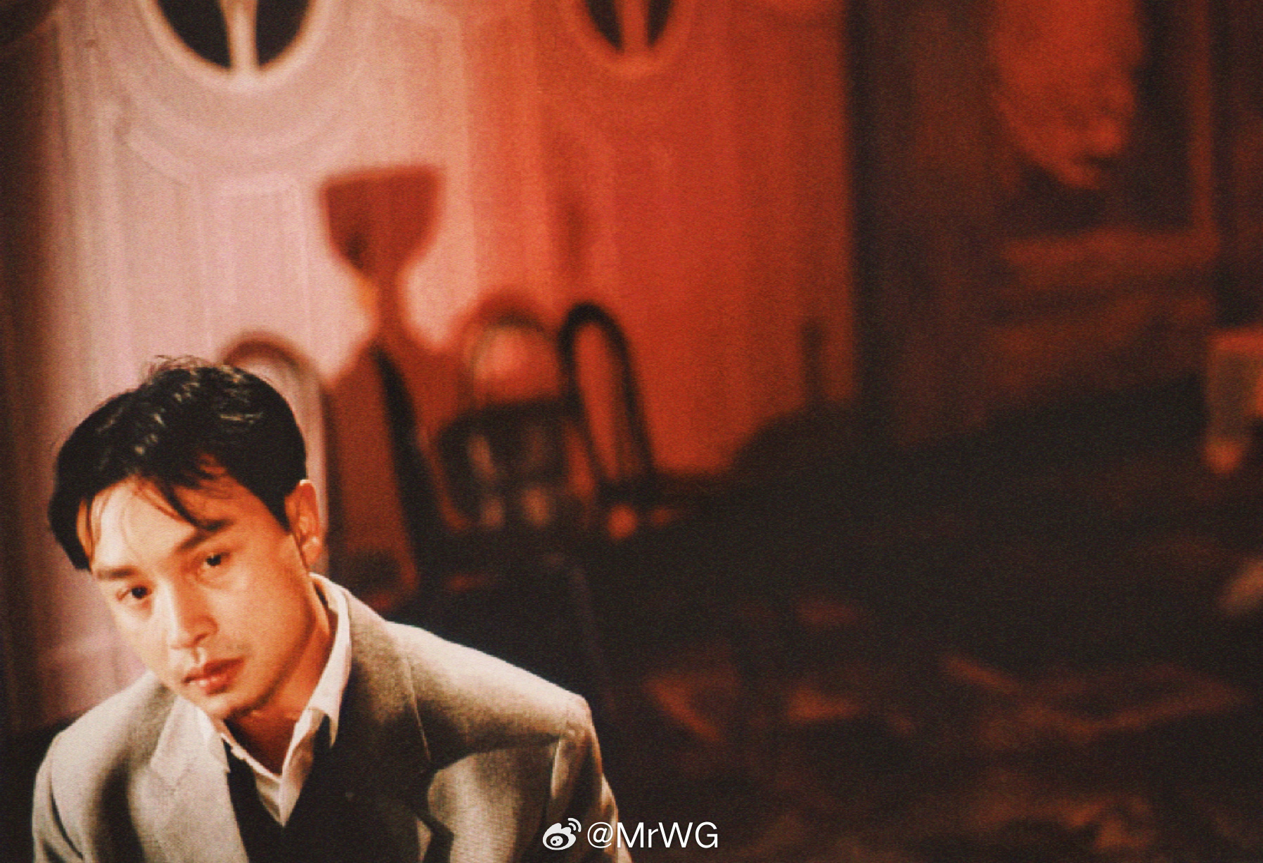 张国荣搭乘花絮去幕后 旧上海的烟与雾，遮不住他的如画眉目；江南宅的恨和怨，埋葬了