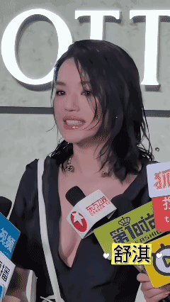 她那性感的嘴唇
是谁青春的回忆？[笑哭]