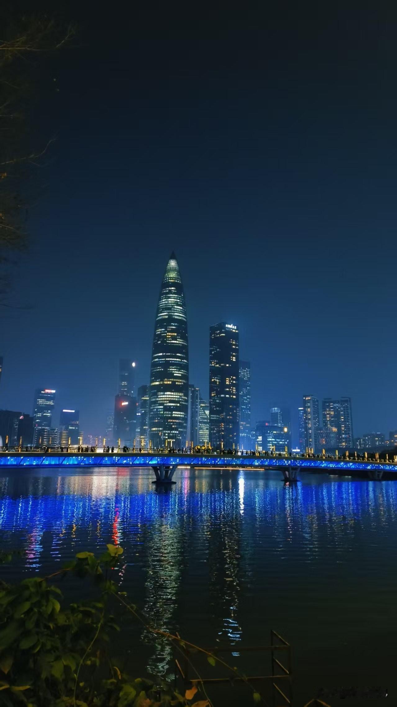 杨绛先生说：
“如果低头了还得寸进尺，
那就抬起头，挺起腰，不择手段撂倒他，
无