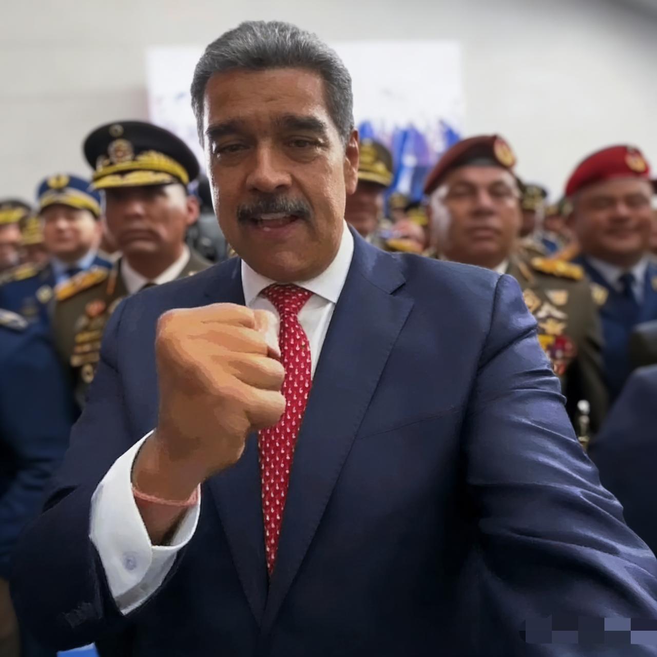 看着那一屋子琳琅满目的勋章，听着掷地有声的效忠表态，确实显得诚意十足。

可现实