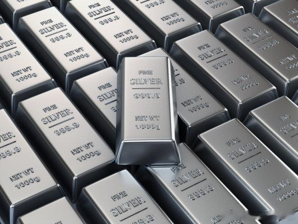 刷到一则打工人复古锐评：如果白银涨到每克35元，那么100克白银就能抵我一个月的