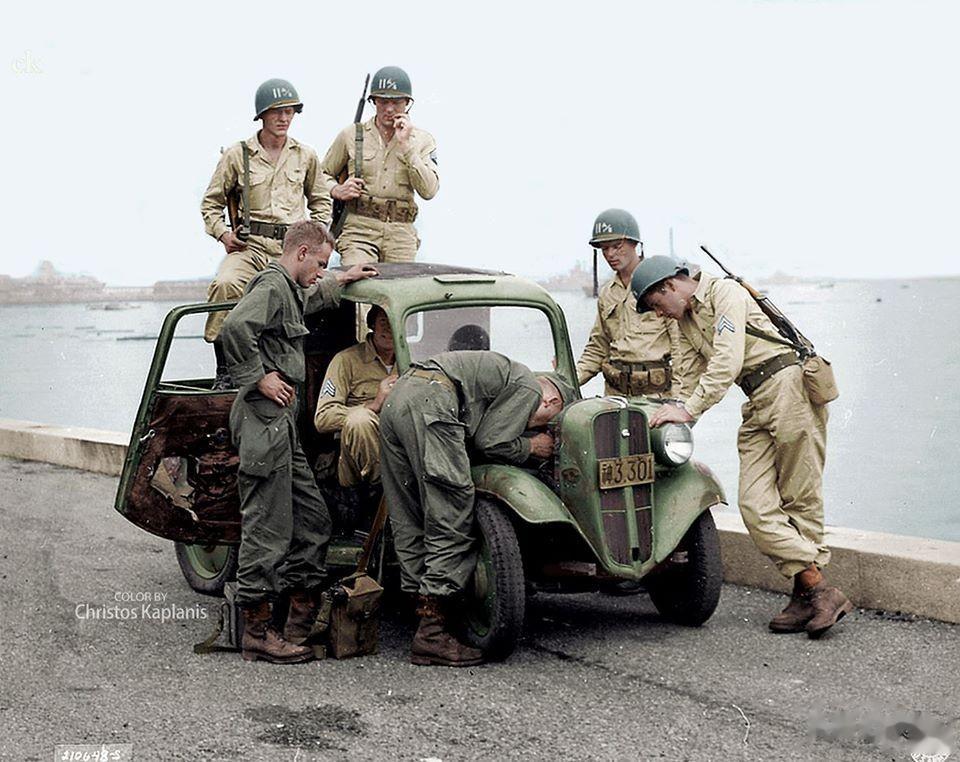 二战中美军伞兵在维修一辆日本汽车
时间是1945年8月日本投降以后，身经百战的美