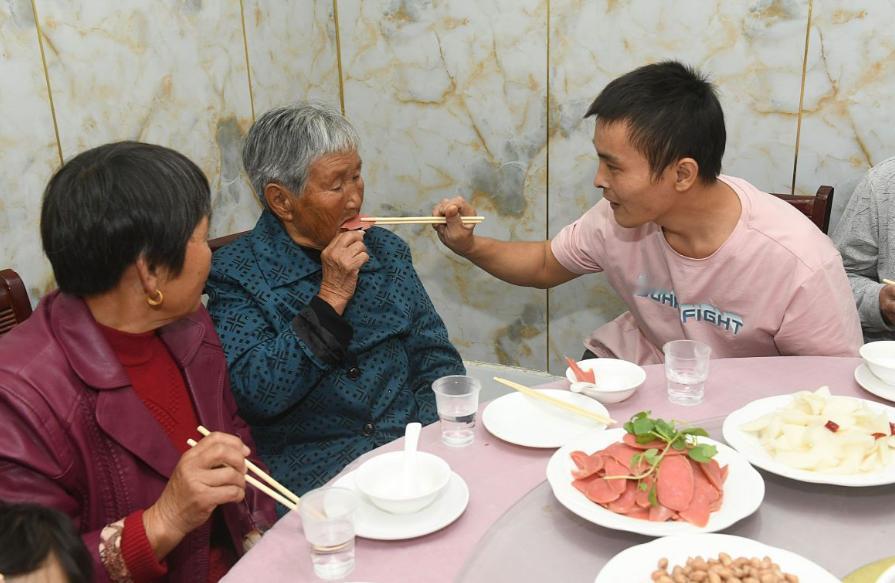 性学家李银河曾说：

 “当你的孩子 主动给你买衣服，

 买吃的， 或者主动给