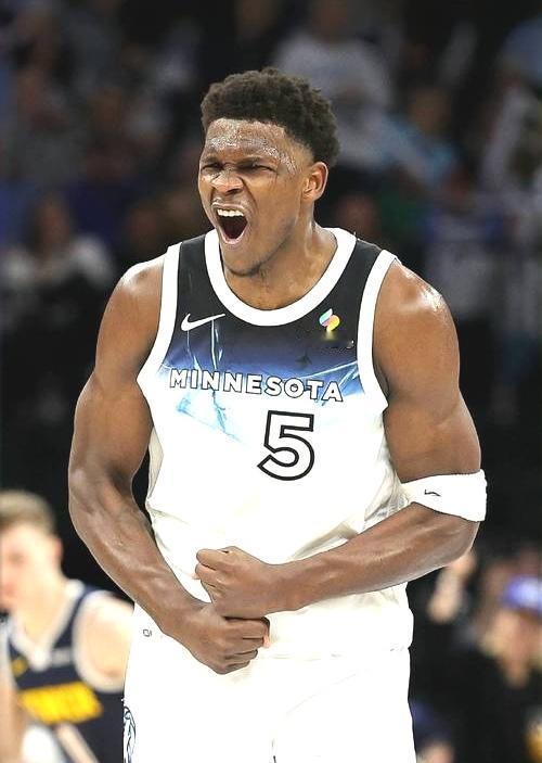 爱德华兹摊上事了，跟东契奇如出一辙，被前女友控诉逃避支付孩子抚养费。

前段时间