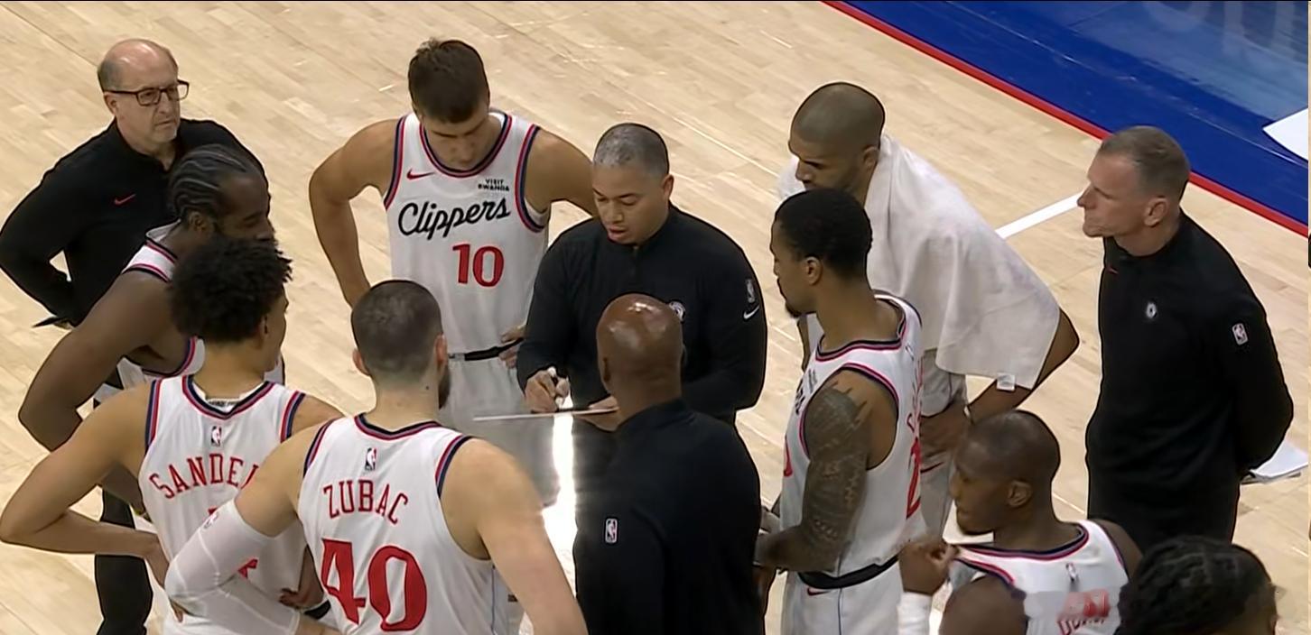 卢指导亲自画战术。 