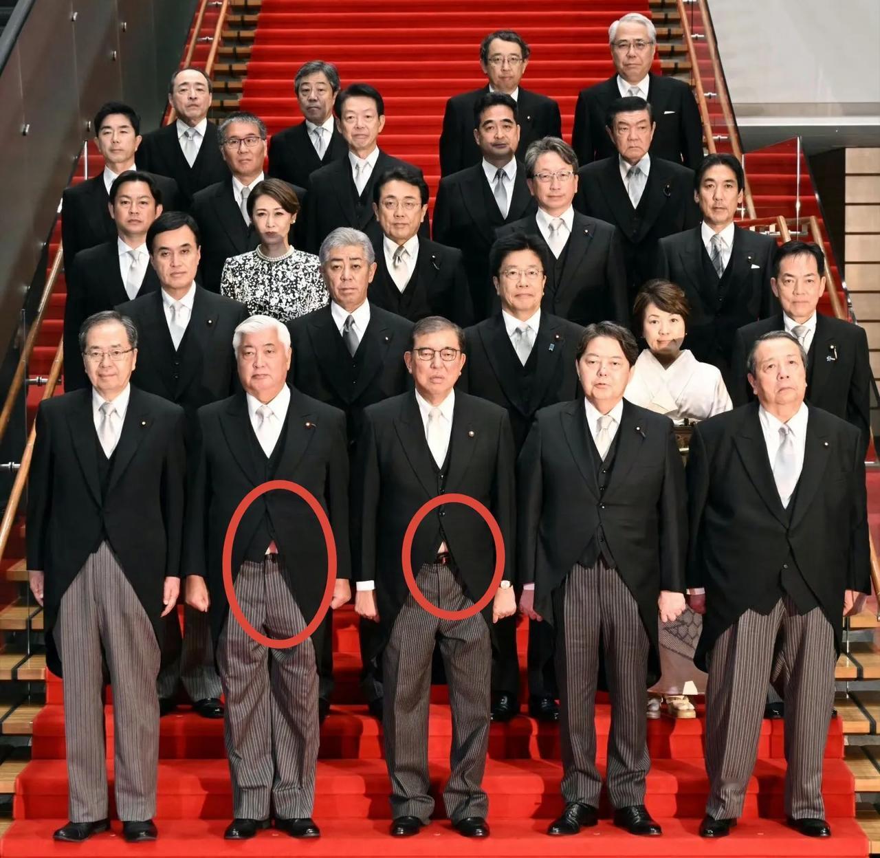 日本新内阁合影，男士都穿着燕尾服，不过前排左二左三这两位，是肚皮露出来了吗？