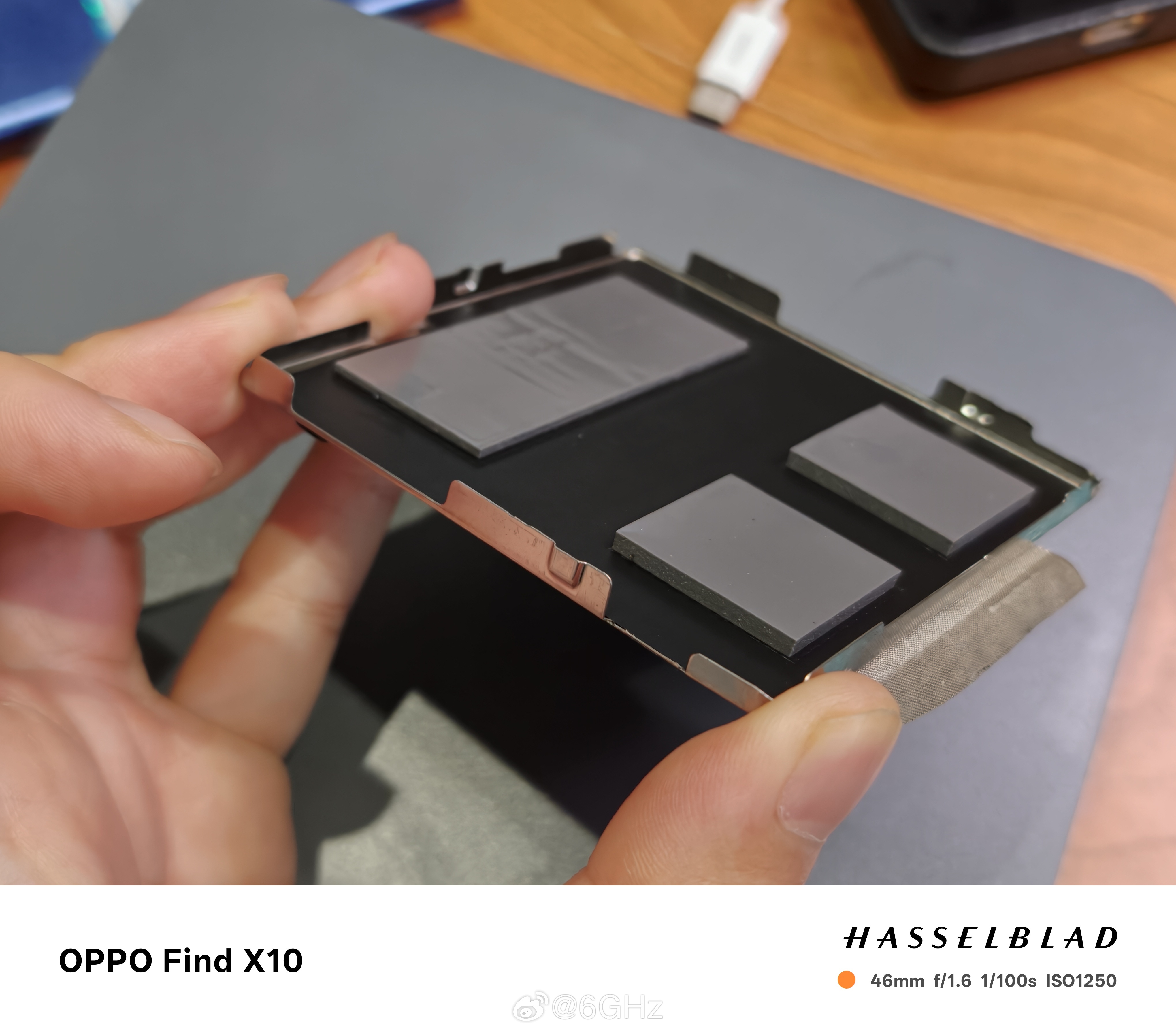 拯救者y7000x的内存插槽散热盖板原厂自带散热导热垫，但是两片散热垫的厚度是不