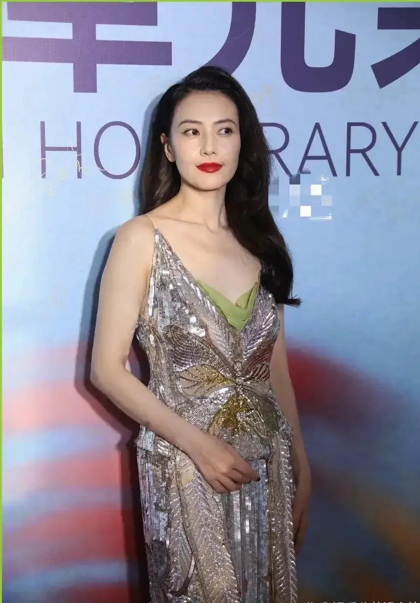 🔥高圆圆这状态真的杀疯了！一袭闪钻吊带裙配红唇，复古卷发衬得气质又媚又飒，这哪