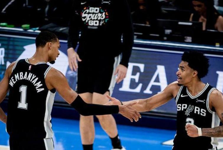 NBA西部决赛，雷霆对阵马刺的抢七大战中，比赛出现了奇葩的一幕。比赛刚开始不久，