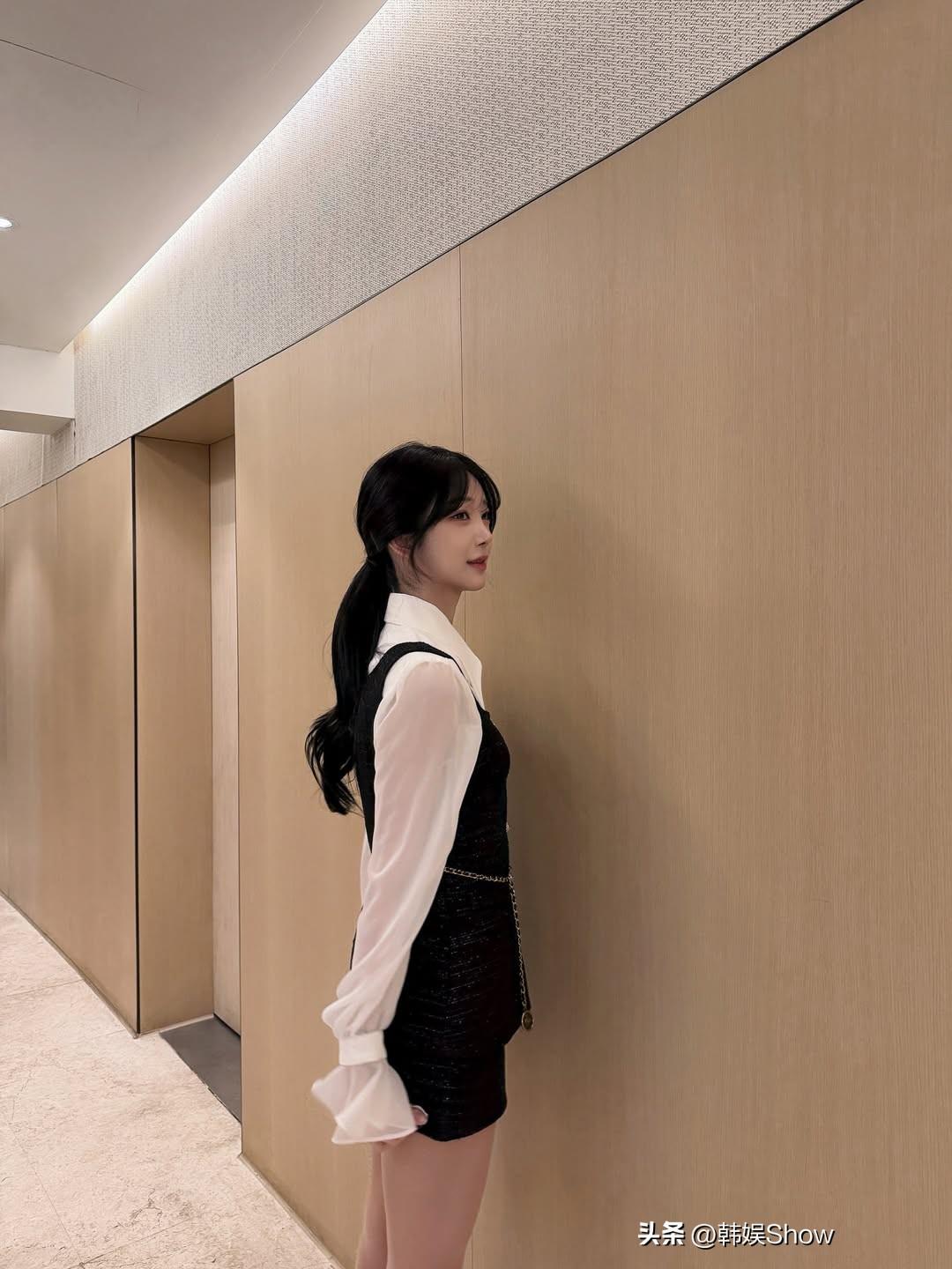 优雅黑裙与白衬衫的完美搭配，尽显时尚魅力！漂亮小姐姐 极品美女穿搭