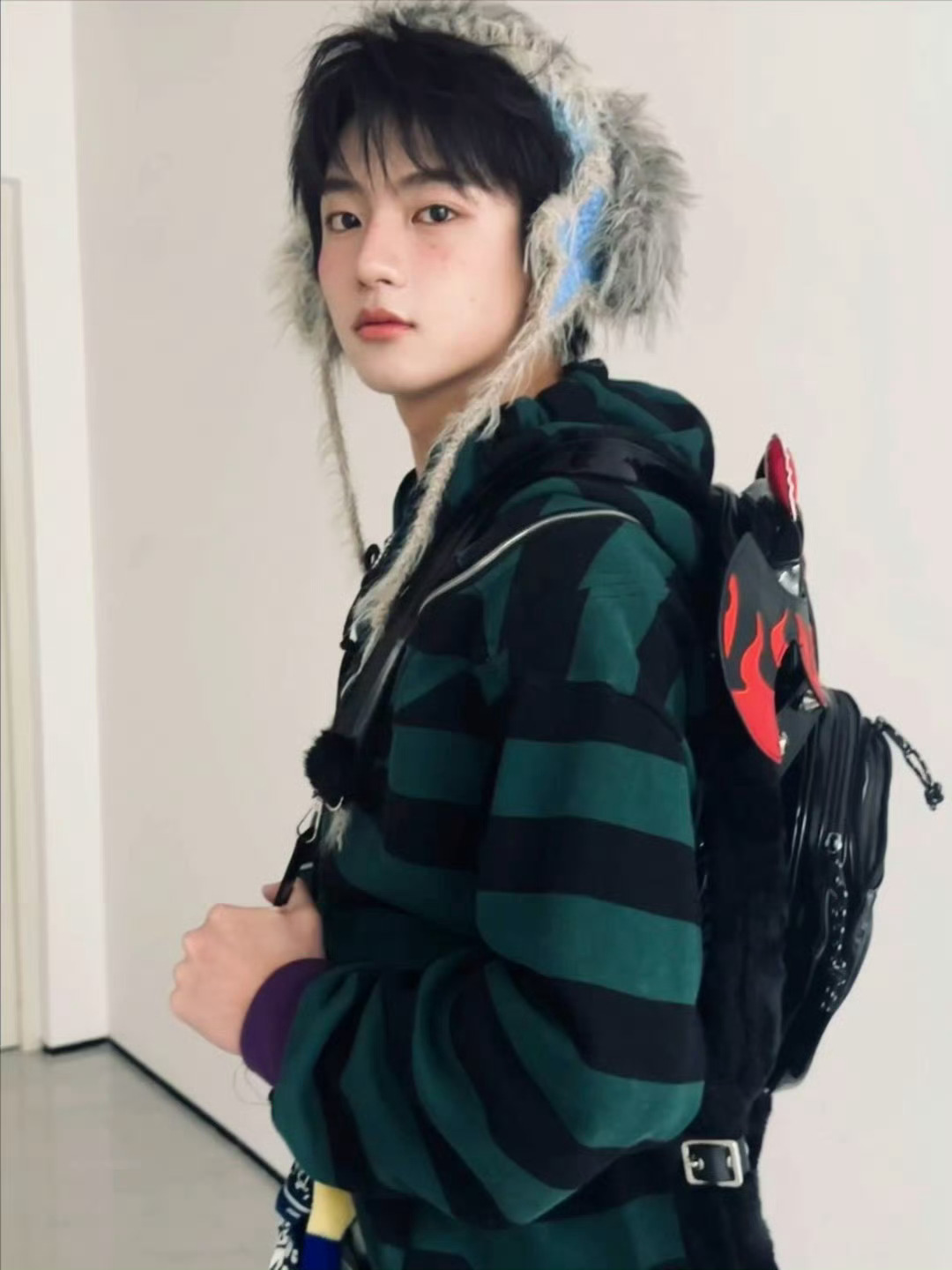 想象一下这是你从小养到大的老婆，他17岁了，在学校非常受欢迎所有同学都爱他，每天