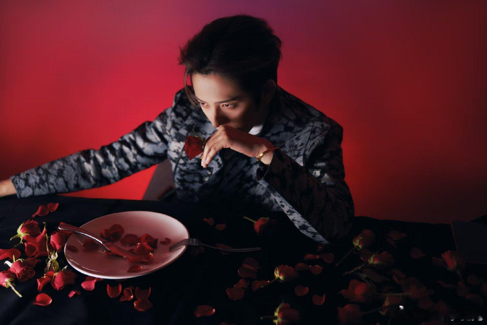 符龙飞饿了什么都吃符龙飞玫瑰干饭画面惊艳全场！玫瑰在他手中成了“餐食”，叉起送入