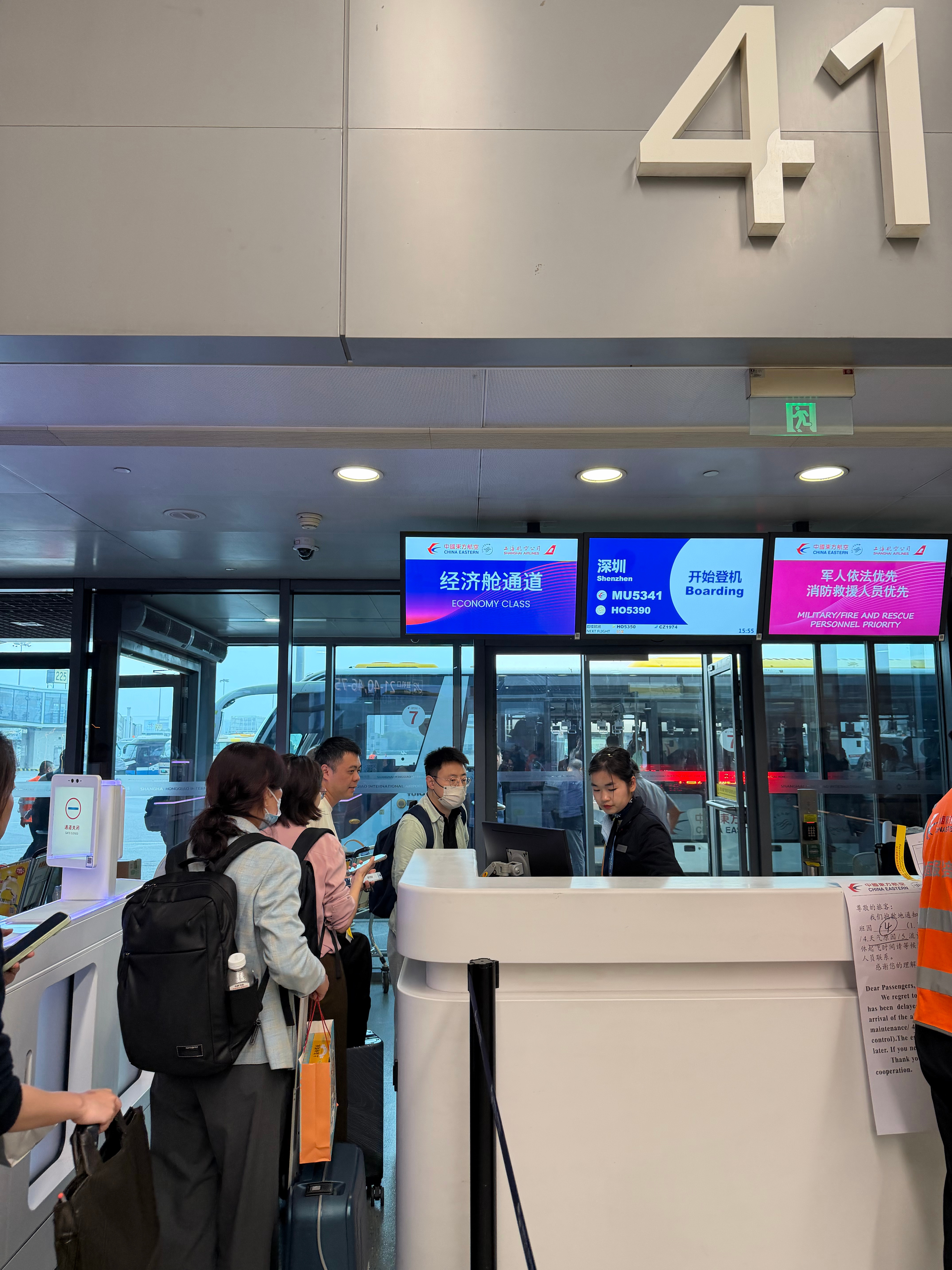 飞机延误，本来在写稿，碰巧也在，就偶遇了下，聊了会儿天(也没聊多久也就个把小时)