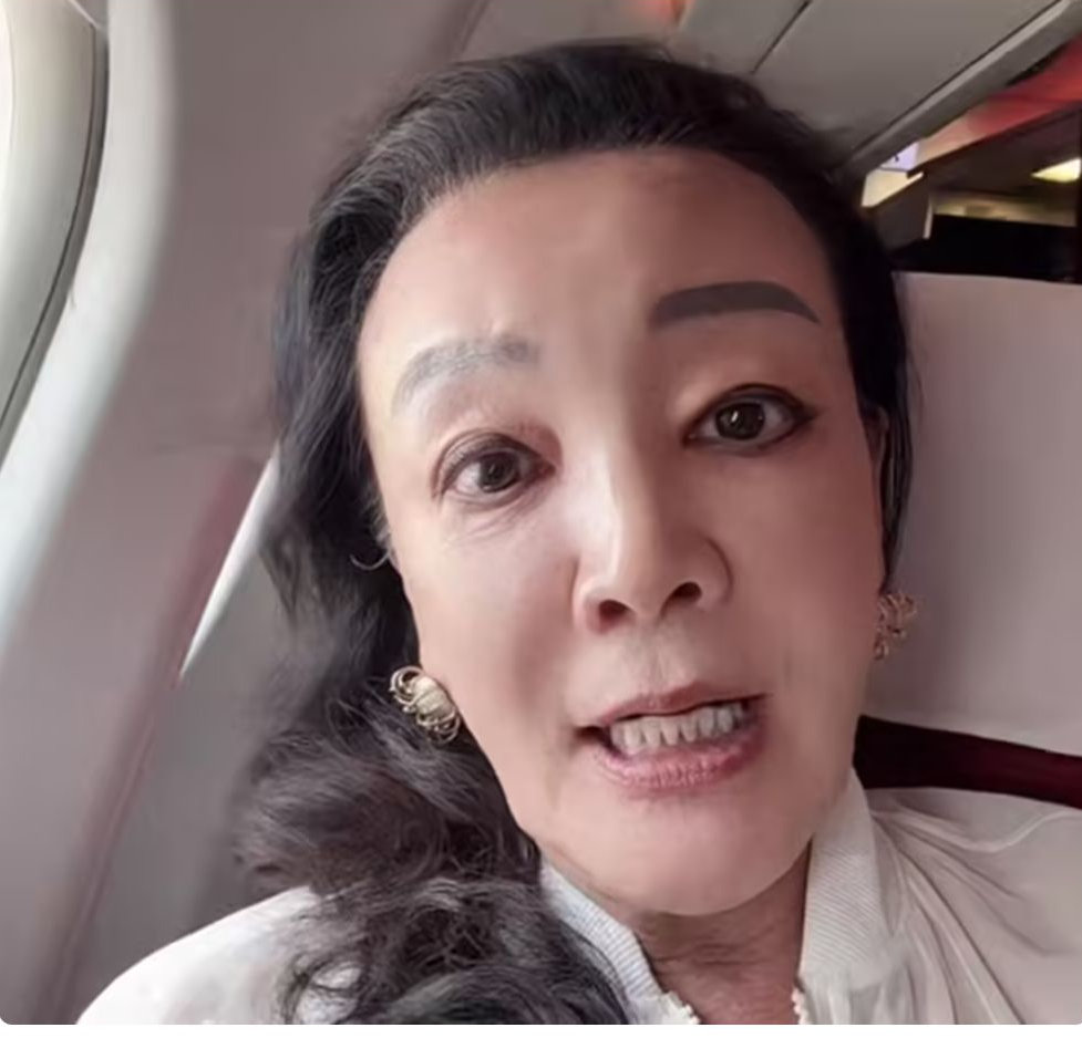 兰姐一家参加朋友生日宴！筱梅和婆婆热聊关系好！小菲也笑容满面 