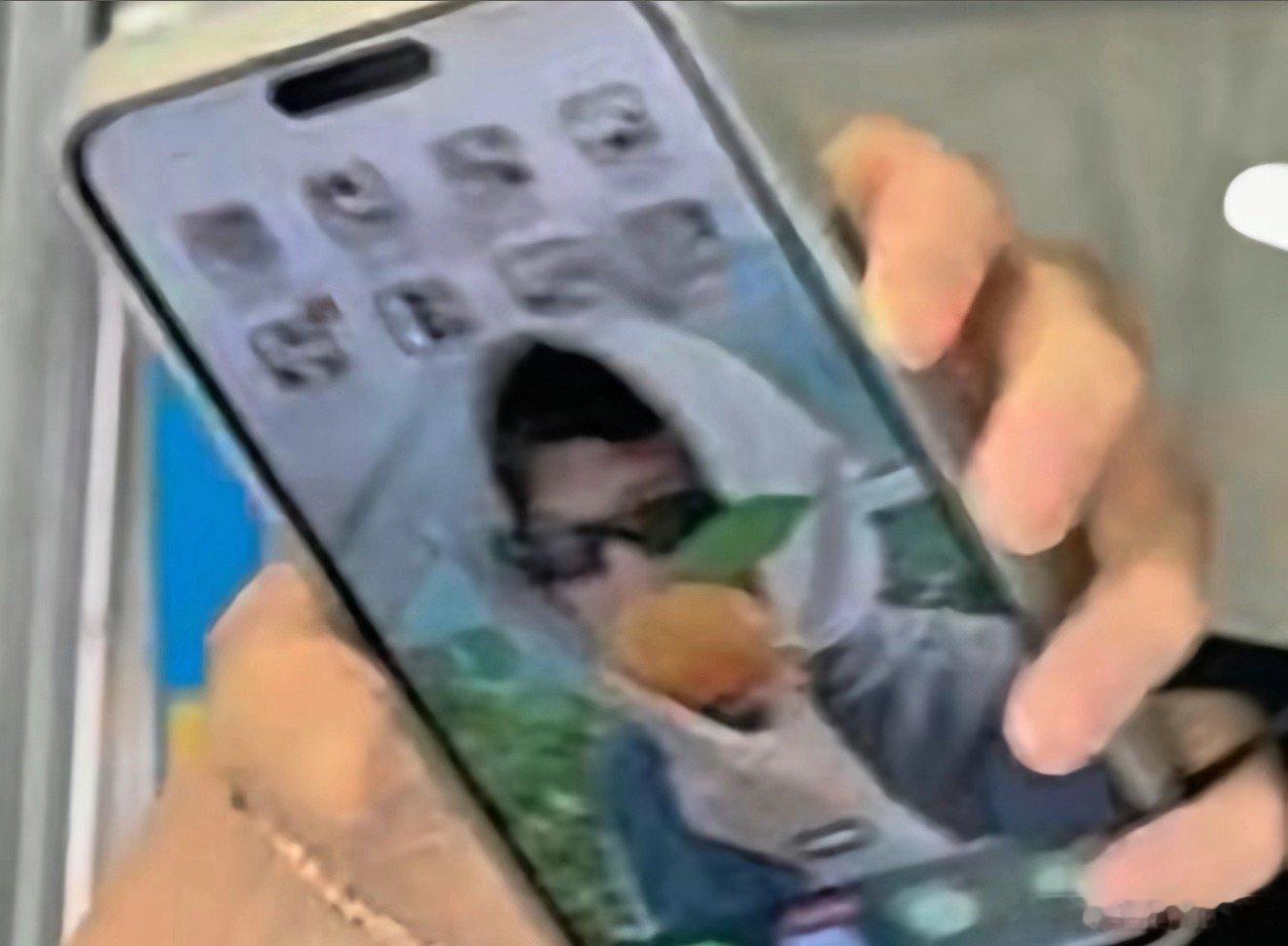 刘雯手机壁纸是井柏然天呐！我看到了什么😧，刘雯手机壁纸是井柏然，网友还曝说井柏