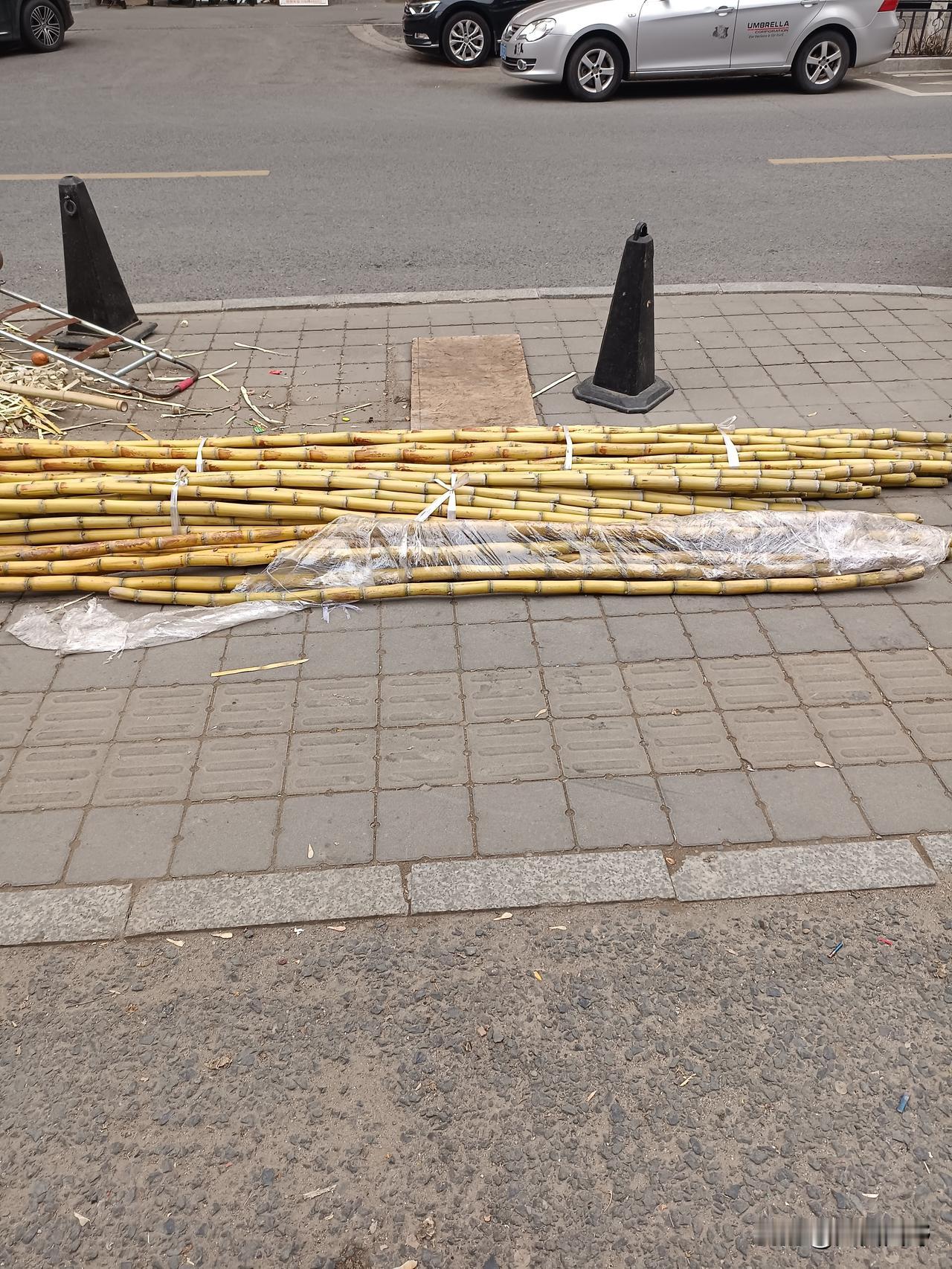 黄色甘蔗特长了
今年出售的甘蔗多数为黄色。往年出售以紫红色甘蔗为主。
今天目睹的