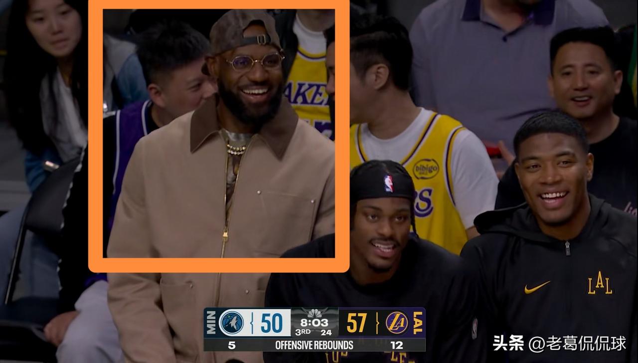 湖人巨星詹姆斯真是丝毫不感到尴尬！在今天湖人主场迎战森林狼的比赛中，当时比赛进行