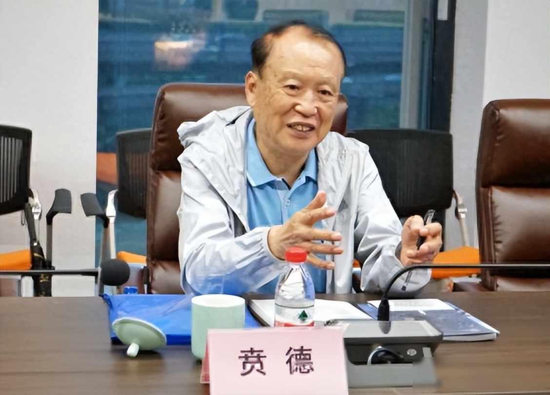 雷达悄悄装在高原上，有人以为它只是个大锅盖，其实它能看见八千公里外的飞机，贲德院