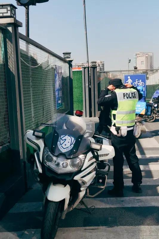 在杭州街头路口，也常常能看到两名协警搭档执勤。他们会在路口、路边随机拦下路人，用