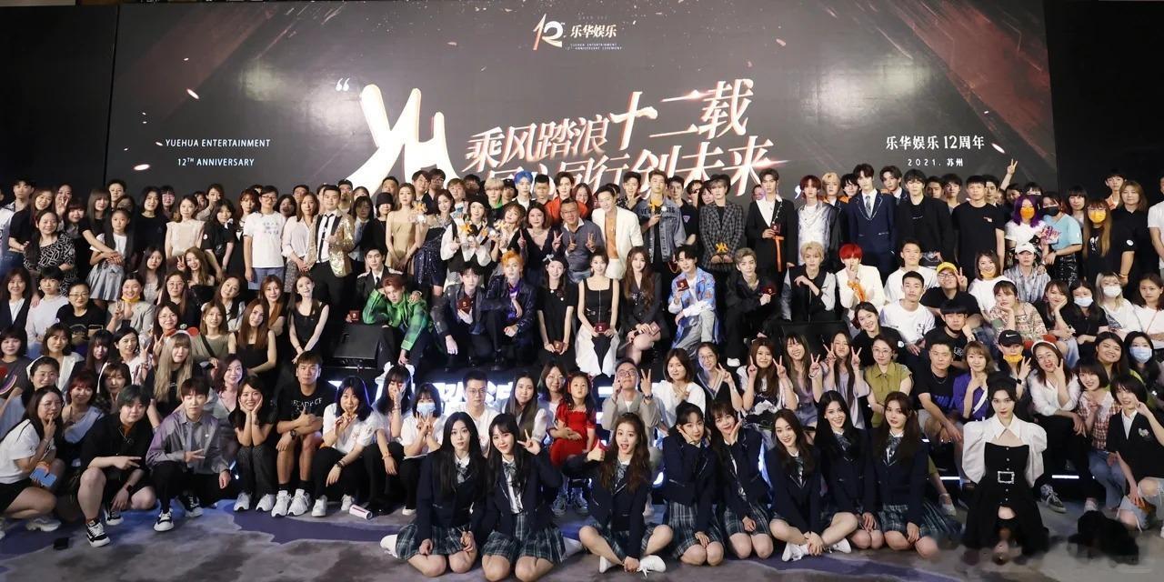 杜华朋友圈说明天见 感谢人脉，让我能提前知道乐华新团的物料，明天一出我就火速来围