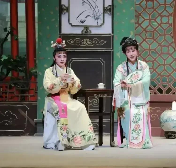 小生太矮了，坐下的画面就不美了，人物感就差了
图一 杨婷娜跟唐晓羚无论年龄感还是