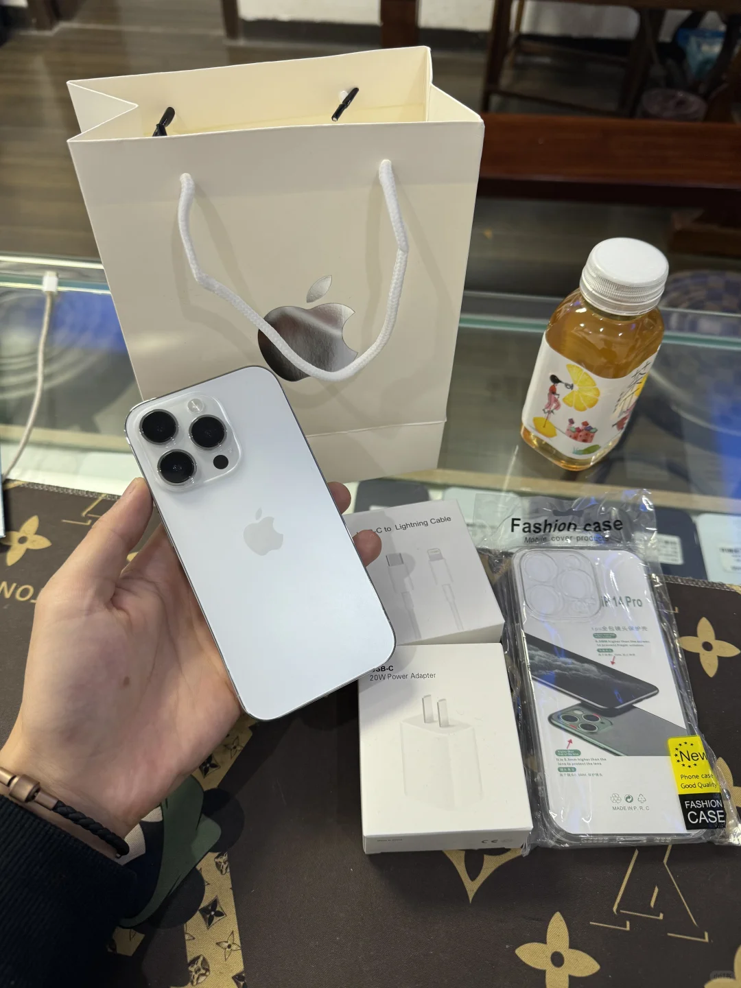 同城美女粉丝拿下苹果14Pro📱闪送到学校🏫