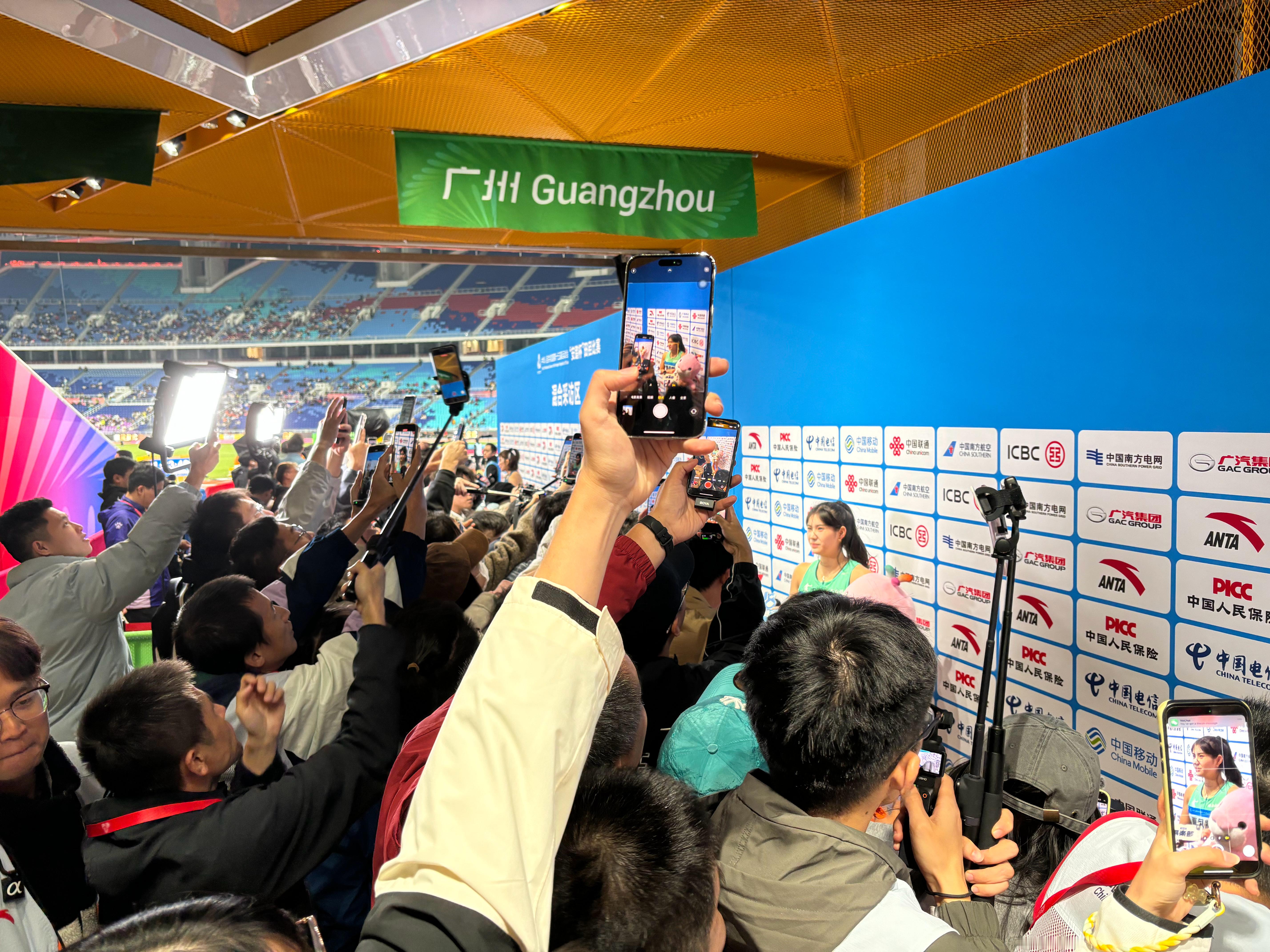 感受一下女子100米栏赛后的混采区…