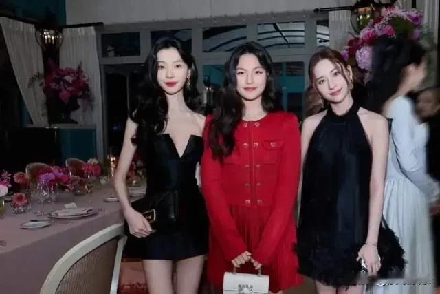 18日，李湘分享了一张王诗龄与章泽天的合照。照片中，王诗龄与章泽天并肩而立，笑容