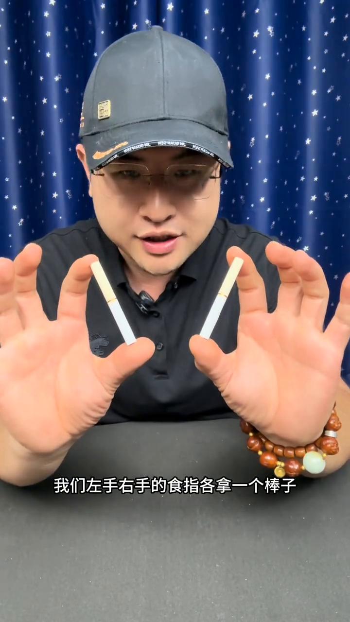 第一视角学魔术。
3、2，接下来我要从中间穿进去。不可能，看好慢动作。怎么进去的