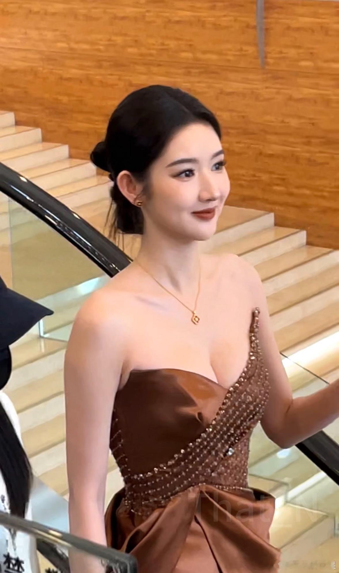 王玉雯棕色抹胸长裙王玉雯南宁活动状态 美的我心脏喷血 