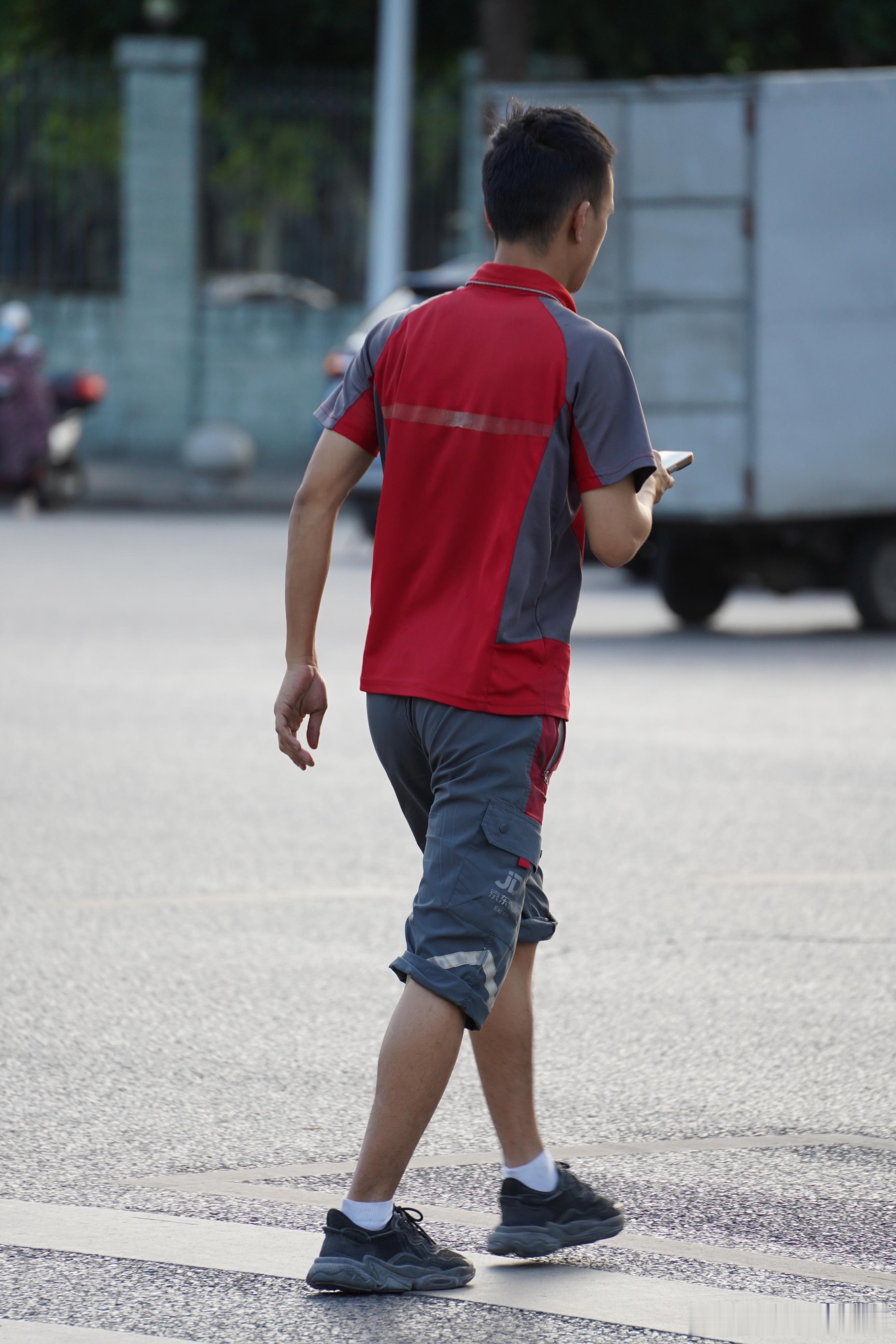 JD 小哥似乎都很矫健有力 