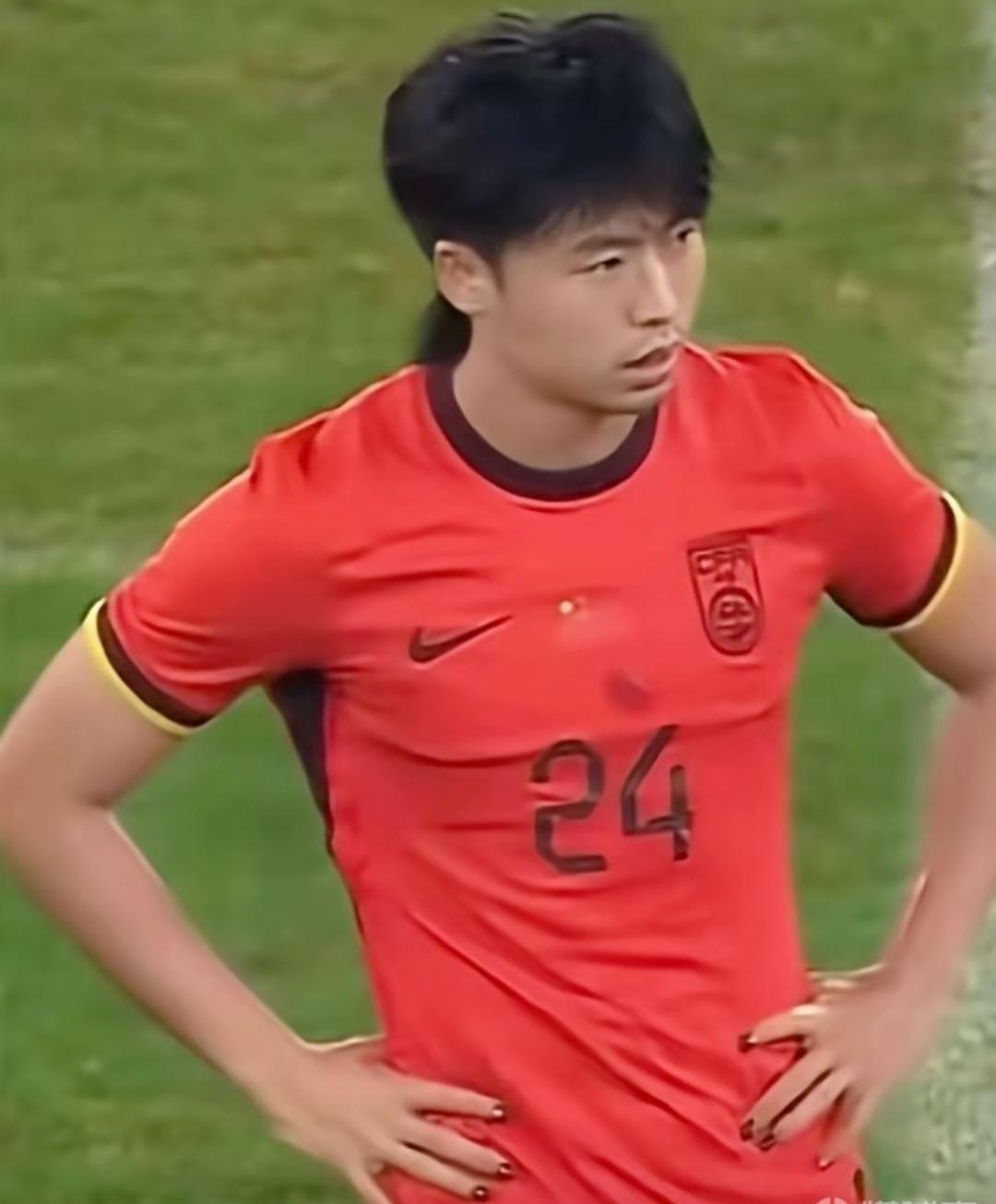 汪仕钦呀，汪仕钦呀，你让球迷说什么好呢？前有低级失误导致丢球，后有替补出战染红下