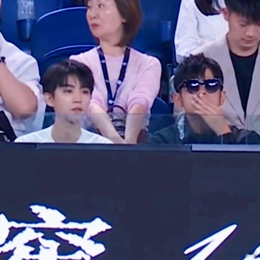 CCTV5看到观赛的王俊凯周杰伦这俩聊得有板有眼的 有意思 