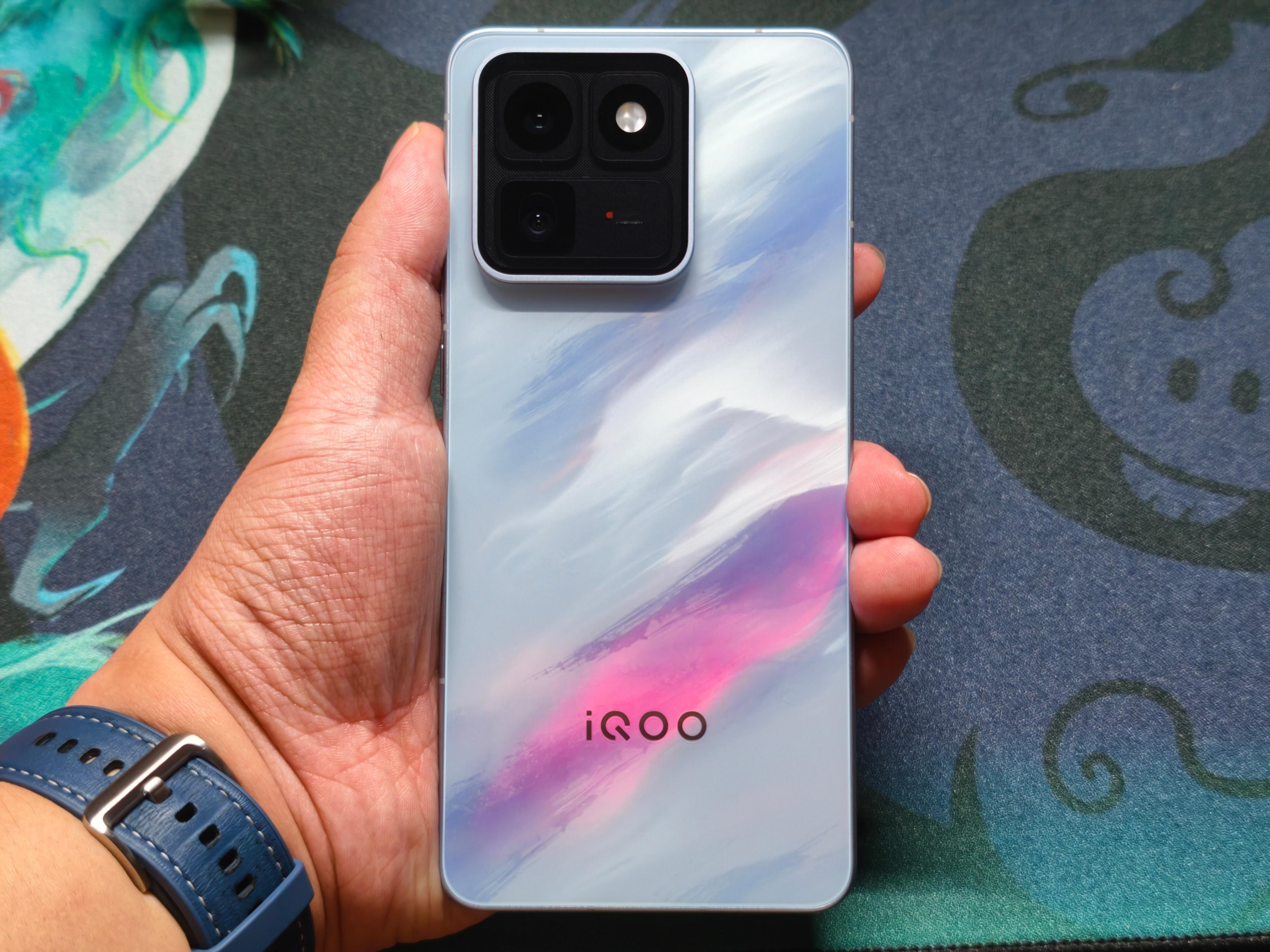 iQOO15T青云配色这个外观满分10分你们给多少？ 