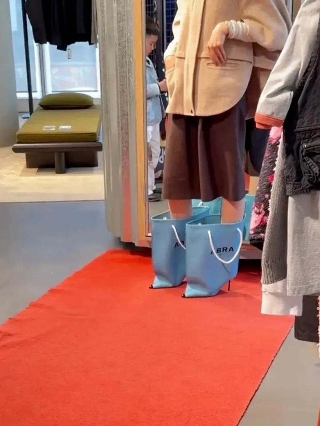 看到这双鞋把我惊呆了！巴黎世家新款设计也太炸了吧！[恐惧]