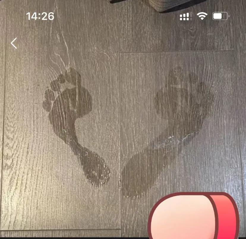 友友们这是网图吗
喜欢的男生最近换朋友圈背景图了，但这个脚印!是网图，还是他和女