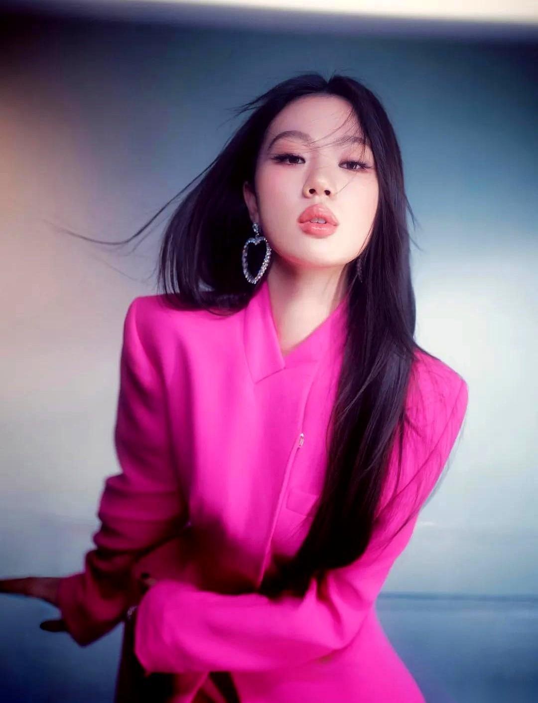 单依纯那边的道歉信刚发出来，热乎着呢。
所有人都以为这事儿就算翻篇了。结果李荣浩