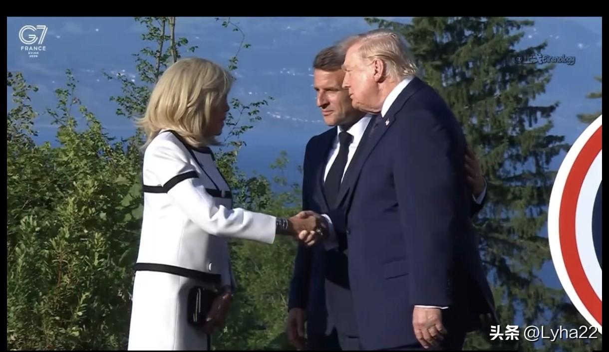 法国G7峰会迎宾现场，特朗普牵手布丽吉特不愿松开，布丽吉特抬手礼貌避让，微妙互动