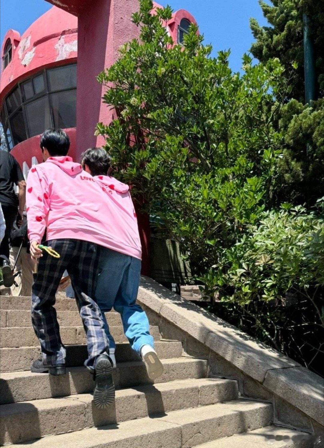 朱正廷和小鬼穿上连体服后，简直就是绝配！他们的默契让《城市捉迷藏》更加好玩！#朱