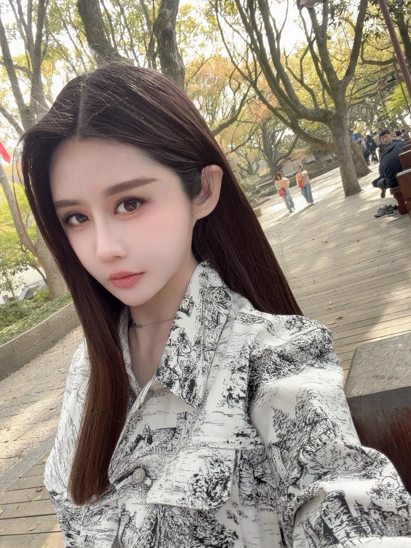 总想做个连头发丝都温柔的女人， 可是一路风太大.吹的温柔支离破碎