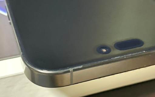 iPhone16 全系列有多个批次的防水胶在材料上有问题，放在阳光下暴晒会出现防