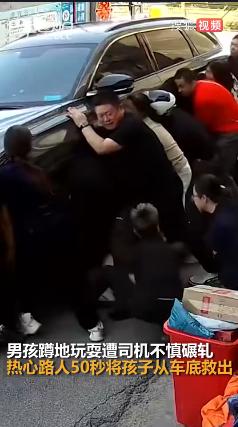 “悲剧还是发生了！”9月20日，辽宁盘锦，一女子开车拐弯时，没有发现蹲在地上的男