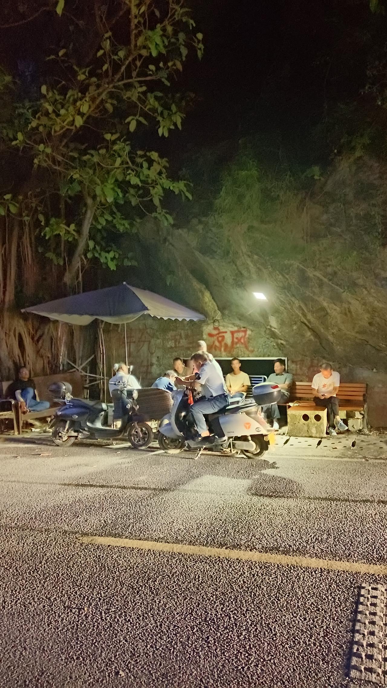在这个洞口前乘凉效果比空调好，重要的是绿色环保。
广西巴马的坡月是喀斯特地貌，类