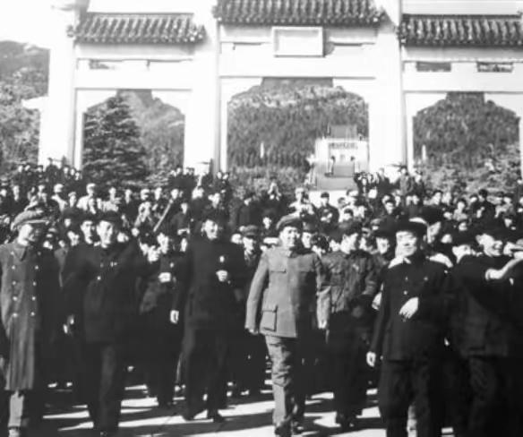 南京解放前夕，孙中山之子孙科对中山陵园的护卫们说：“毛泽东、周恩来对总理先生很尊